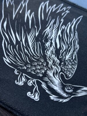 Weißer Rabe auf schwarzem Grund Patch Medium
